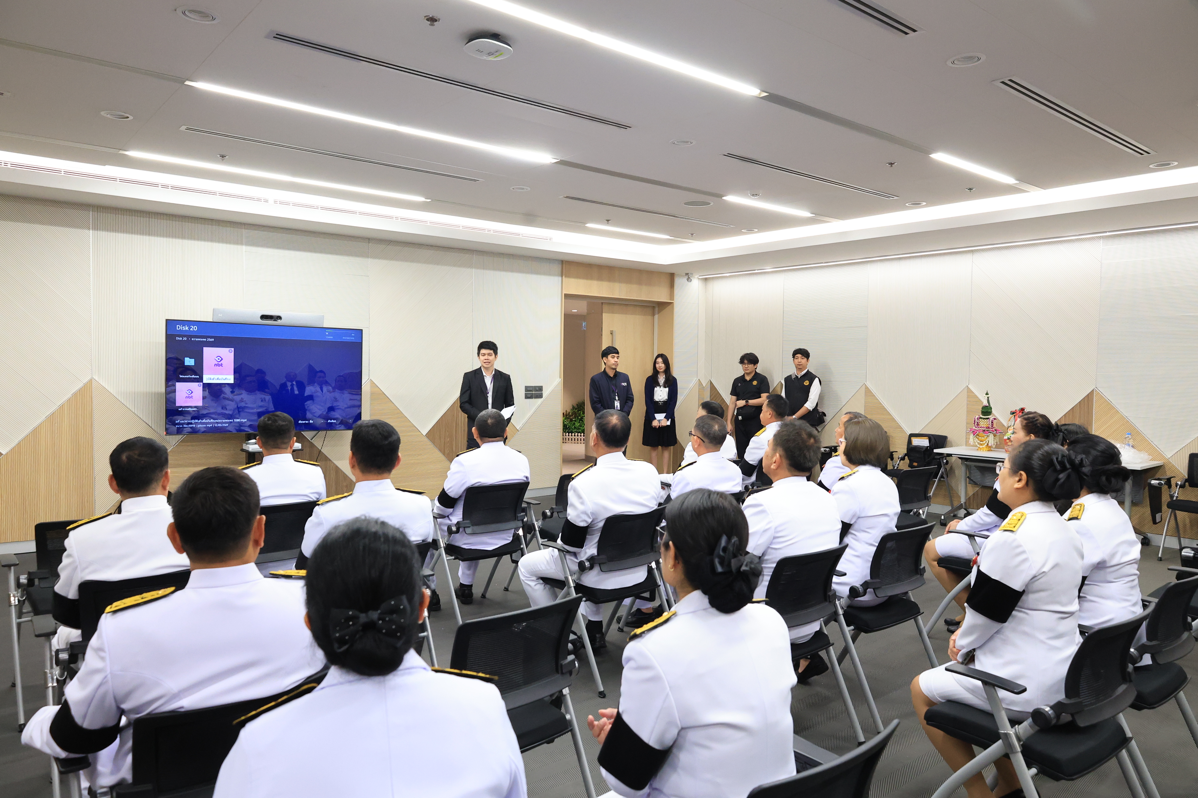 title - คณะผู้บริหาร ส.ป.ก. บันทึกเทปถวายพระพรชัยมงคล สมเด็จพระนางเจ้าสุทิดา พัชรสุธาพิมลลักษณ พระบรมราชินี เนื่องในโอกาสวันเฉลิมพระชนมพรรษา 48 พรรษา